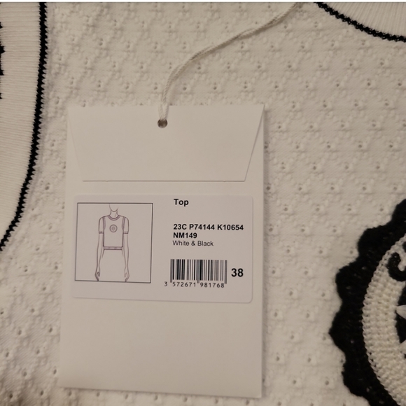 Chanel white and black logo badge t-shirt - Picture 2 of 16